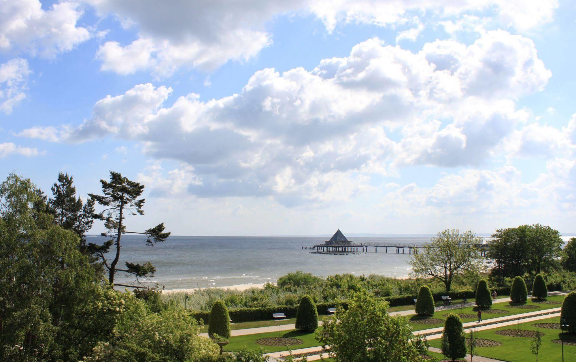Strandhotel Ostseeblick ゼーバート・ヘリングスドルフ エクステリア 写真