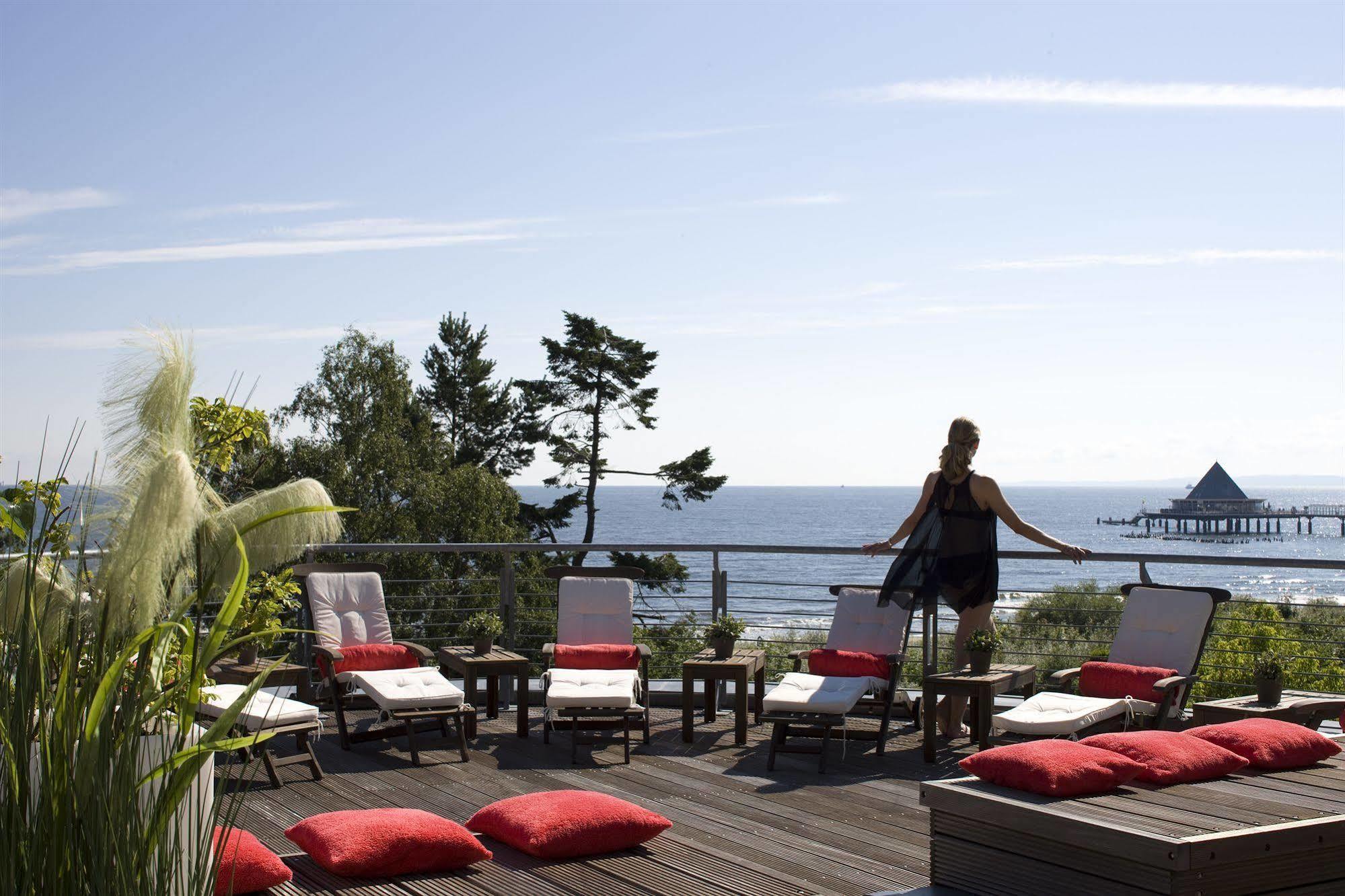 Strandhotel Ostseeblick ゼーバート・ヘリングスドルフ エクステリア 写真